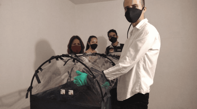 Crean cápsula de aislamiento para trasladar pacientes con COVID-19 en Mérida