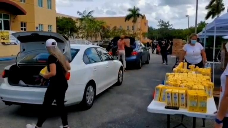 Venezolanos en Miami reciben kits de alimentos