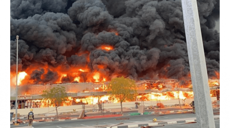 Gran incendio en la zona industrial de Ajmán, Emiratos Árabes Unidos