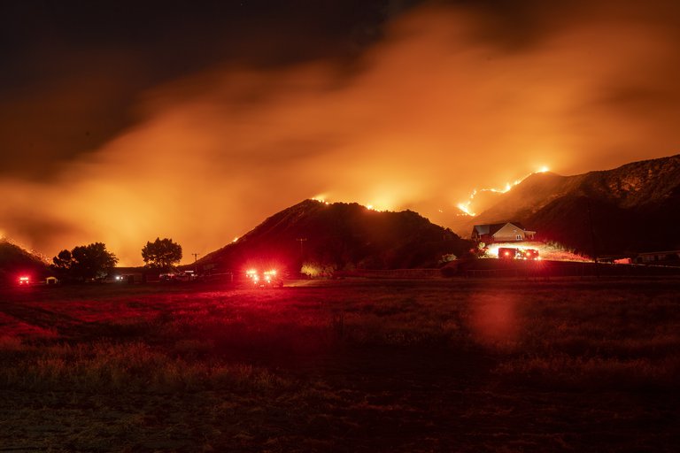 Miles de evacuados por incendio forestal en California