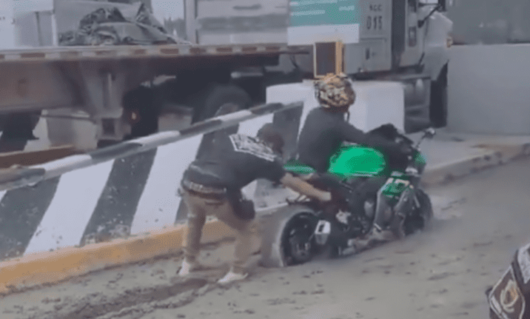 Motorizados atascados en México cayeron en la trampa +VÍDEO
