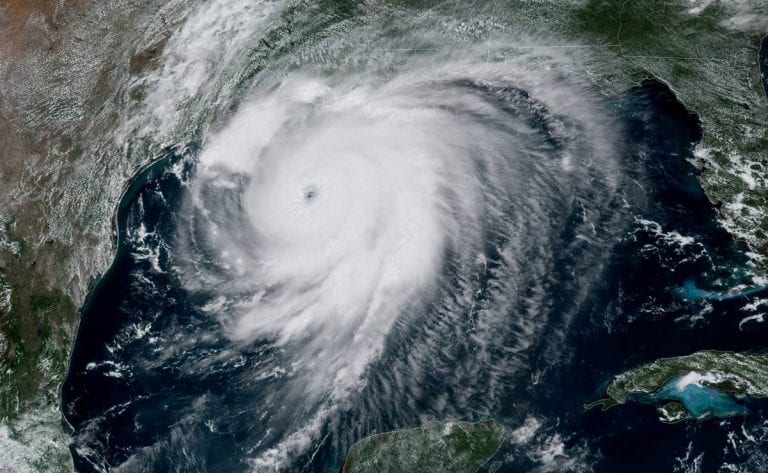 Laura se convierte en huracán categoría 4 y podría tocar tierra esta noche