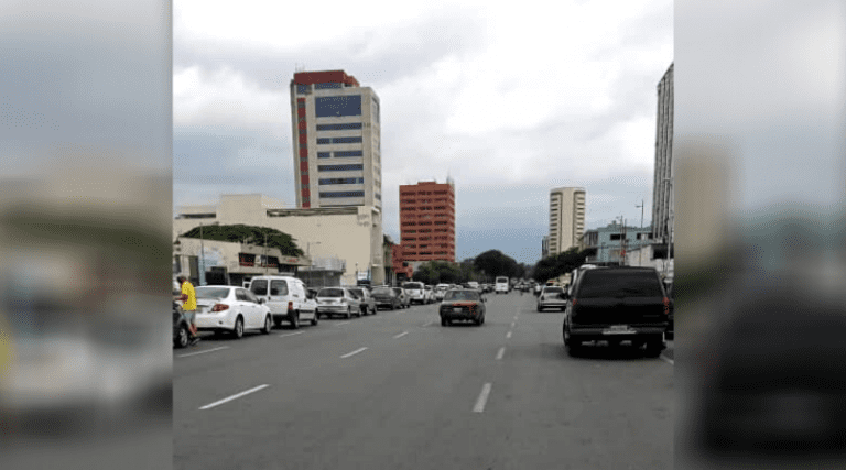 Colas de la gasolina en Venezuela siguen en la espera diaria