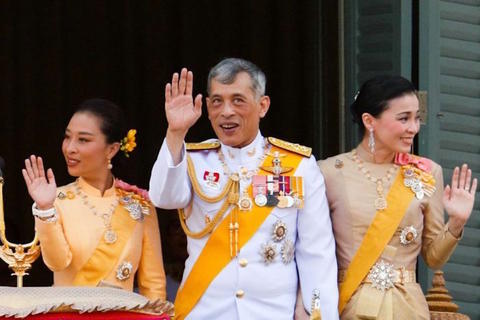 El duro confinamiento del rey de Tailandia con su harén de 20 mujeres