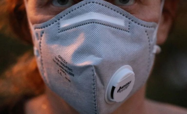 Las mascarillas egoístas que evitan el contagio, pero propagan el coronavirus