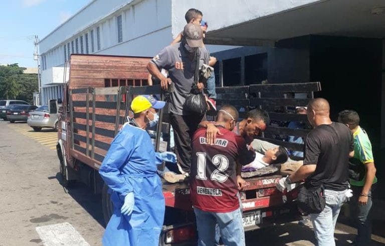 Camión con pasajeros se volcó en Ciudad Bolívar y deja 40 heridos