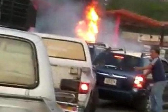 ¡Susto! Incendio en la bomba de Paracotos alertó a los conductores (VÍDEO)