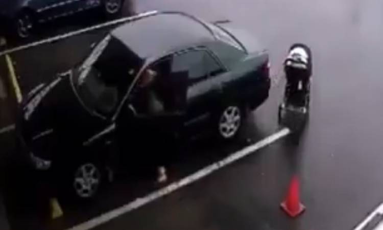 Mira lo que le pasa a este bebé en su coche por descuido (VÍDEO)