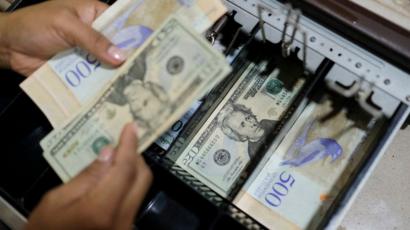 ¡400 mil! El dólar en Venezuela superó el salario mínimo