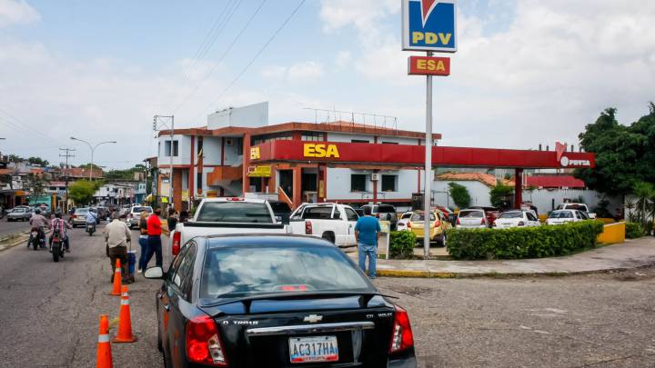 Espera por la gasolina en Venezuela sigue a diario