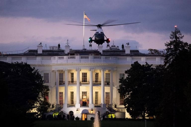 Trump regresa a la Casa Blanca tras ser hospitalizado tres días por COVID-19