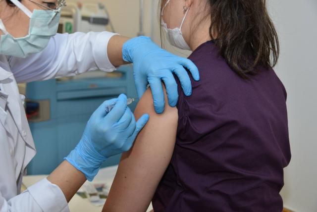 Muere voluntario en prueba de vacuna contra el COVID-19 de Oxford