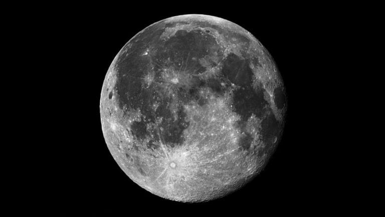 La NASA confirmó la existencia de agua en la Luna