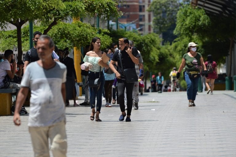 Personas sin tapabocas abundan en calles de Valencia