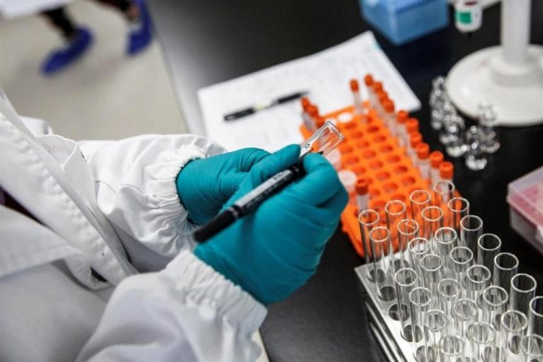 Dos farmarcéuticas «piden pista» para aprobación de vacunas contra covid-19