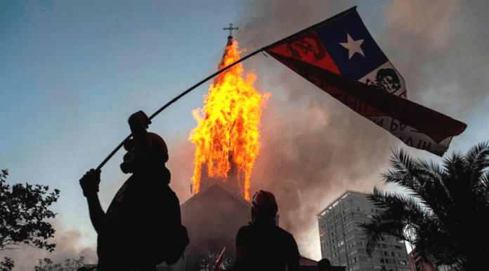 dos iglesias quemadas y saqueos en Chile