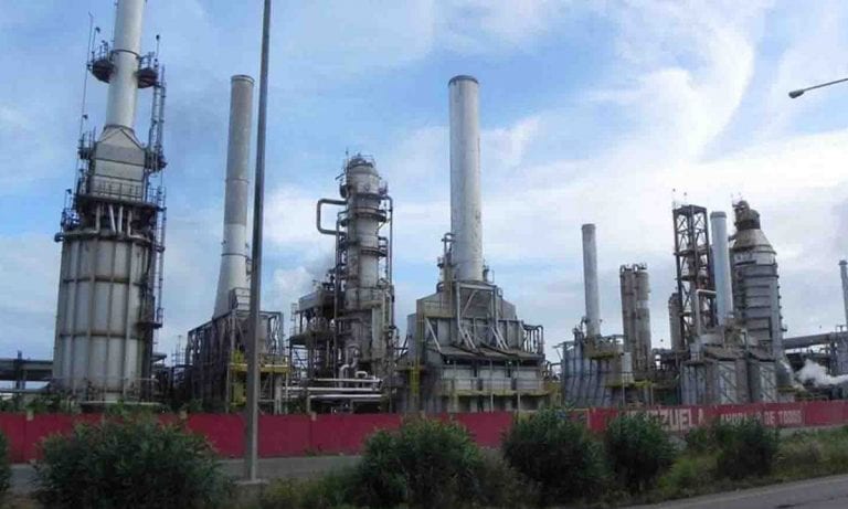 Por falla eléctrica en la refinería El Palito se detiene producción de gasolina
