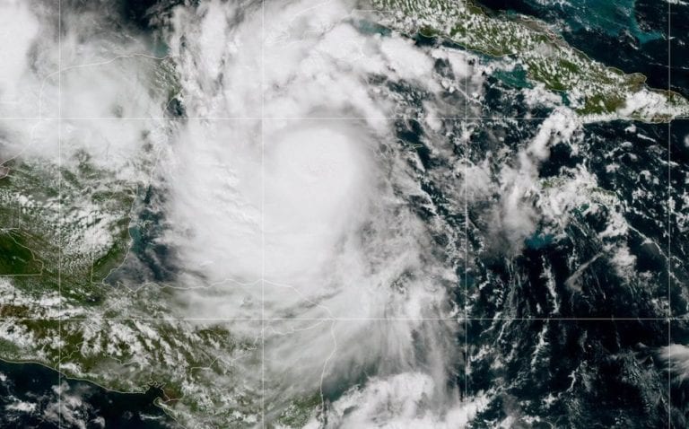 Huracán Delta amenaza a la península de Yucatán, México