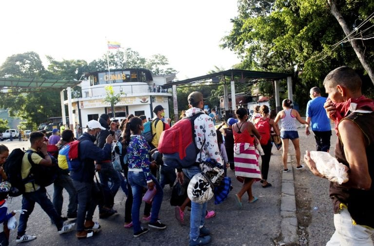 ¡A pesar del COVID-19! Caminantes venezolanos regresan a Colombia
