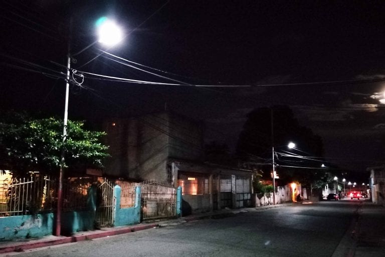 Iluminan la avenida 108 y calle 188 de Capremco y Tarapío