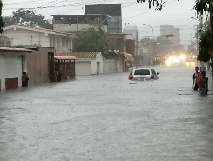 Inundaciones en Barquisimeto tras fuertes lluvias este jueves