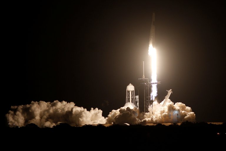 Misión tripulada de la NASA y SpaceX despega con éxito
