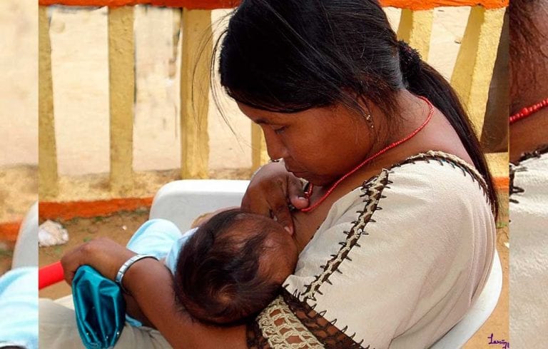 Nació bebé albino de madre wayuu en Colombia