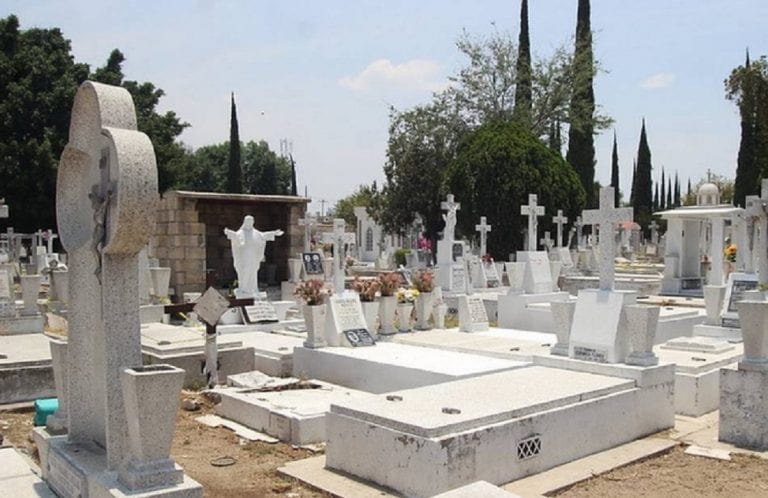 Falleció un hombre tras caer en una tumba durante funeral de su esposa
