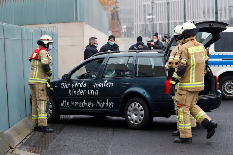 Carro se estrelló en cancillería de Alemania con mensajes antiglobalización