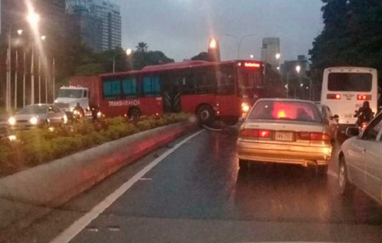 Cierran la autopista Francisco Fajardo por accidente de autobús