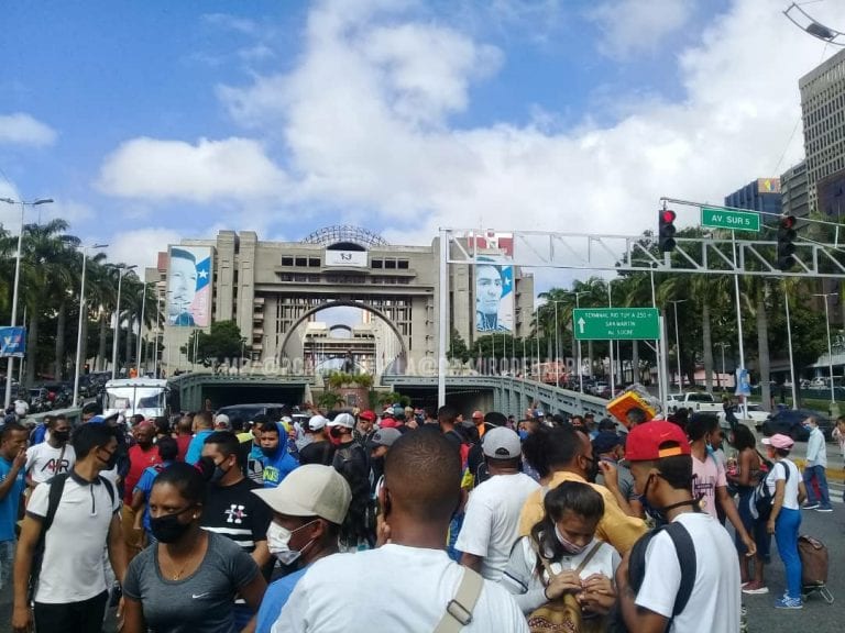 Protesta de buhoneros en Caracas al no dejarlos vender su mercancía
