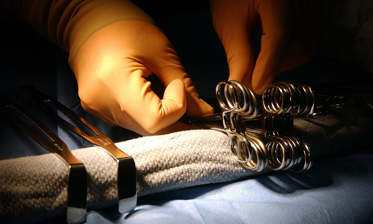 Banda «Los Cirujanos» implantaba prótesis con cocaína líquida a mujeres