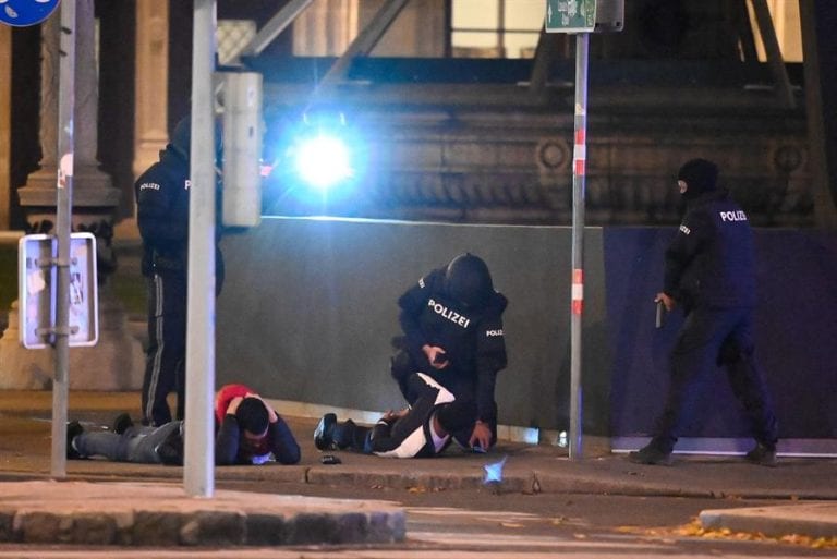 Atentado terrorista en Viena dejó al menos dos muertos y varios heridos