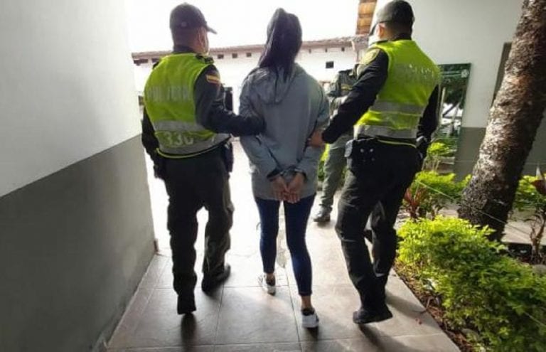 Detenida venezolana por quemar con soda cáustica a una joven en Colombia