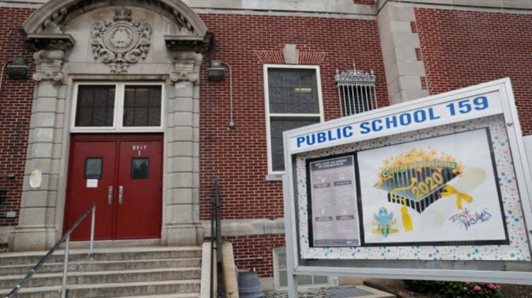 Nueva York cierra escuelas públicas por aumento de casos de Covid-19