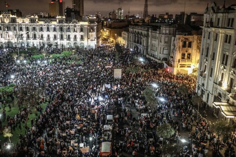 ¡Tensión en Perú! Protestas masivas en rechazo al Gobierno de Merino (+videos)