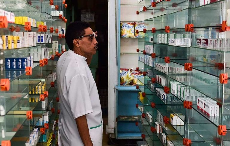Venezolanos se las ingenian para adquirir antibióticos