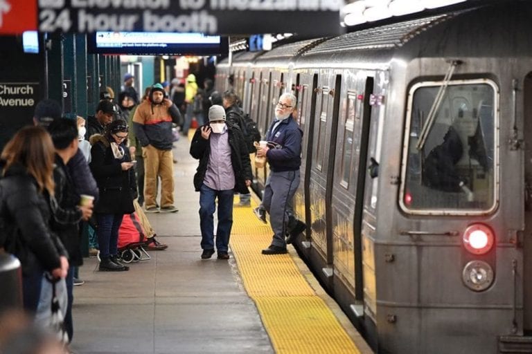 ¡Susto! Hombre empuja a una mujer a las vías del metro de Nueva York (+video)