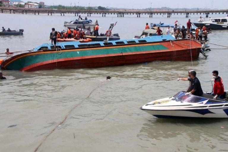 Dos muertos, desaparecidos y  heridos tras un naufragio en India