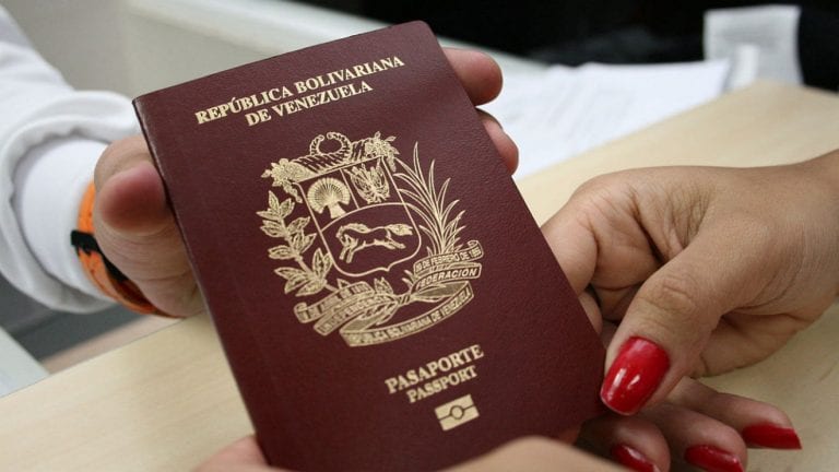 Detenida funcionaria del Saime por cobrar 1.200 dólares por pasaportes