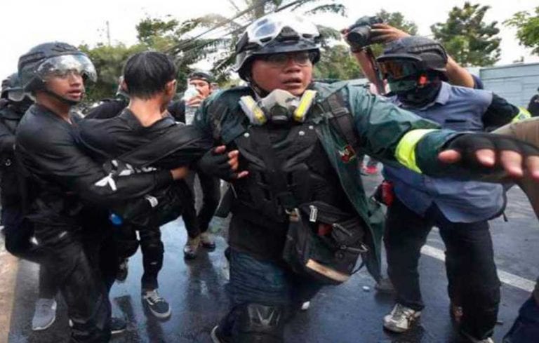 Disuelven protesta de estudiantes en Tailandia con gases lacrimógenos