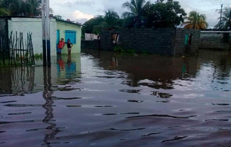 Inundaciones en Tucacas dejan una persona desaparecida y 150 afectados