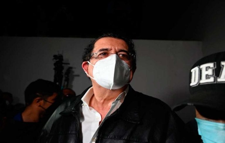 Manuel Zelaya retenido en aeropuerto por llevar dinero sin declarar