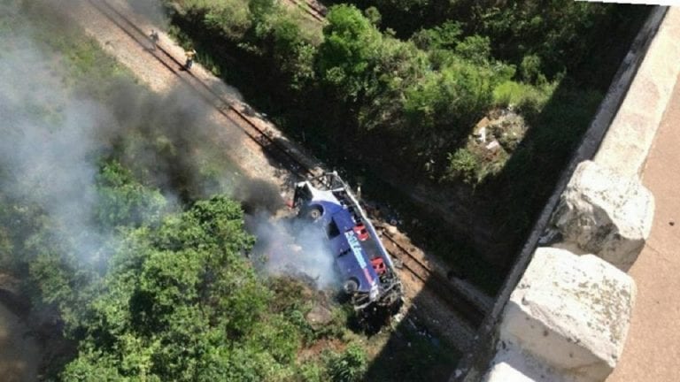 Brasil: Al menos 10 muertos por caída de autobús de un viaducto