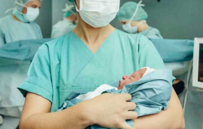 Enfermera dejó caer a recién nacido - Enfermera dejó caer a recién nacido
