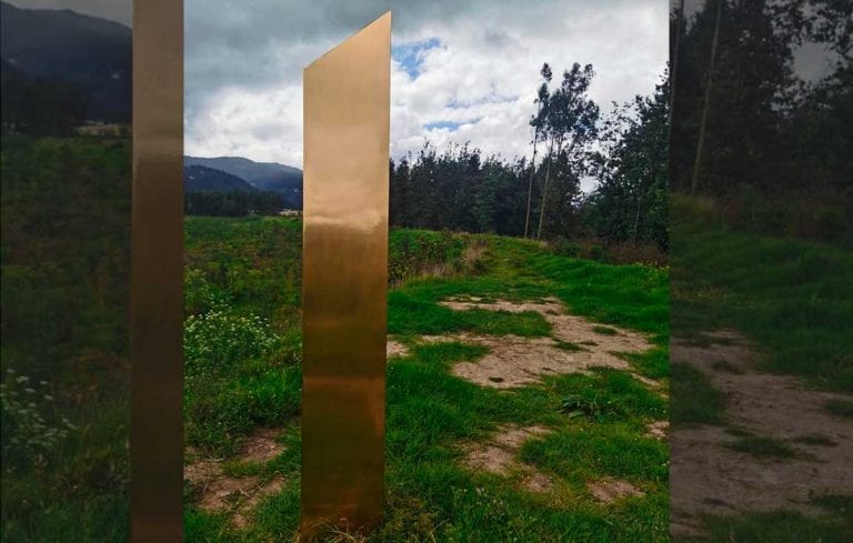 ¿Era del monolito? Presencian una figura de metal en Chía, Colombia