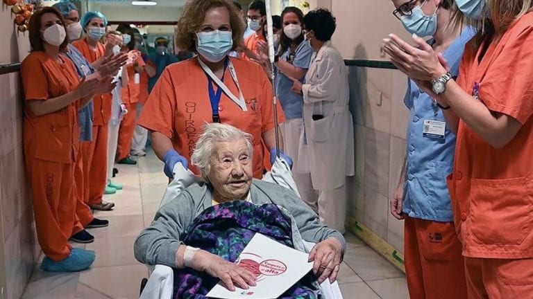 Paciente de 104 años sale del hospital al superar el Covid-19