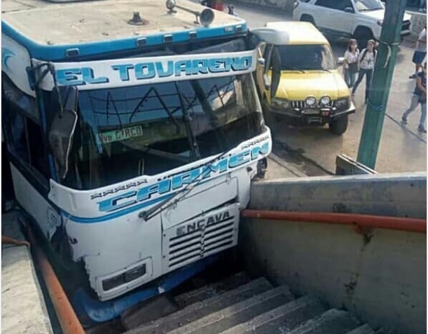 Robo de una camioneta de pasajeros en Caracas deja un fallecido