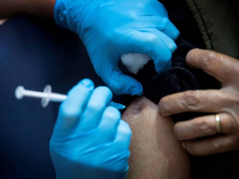 Personas de EEUU y Reino Unido sufren reacciones alérgicas a vacuna de Pfizer