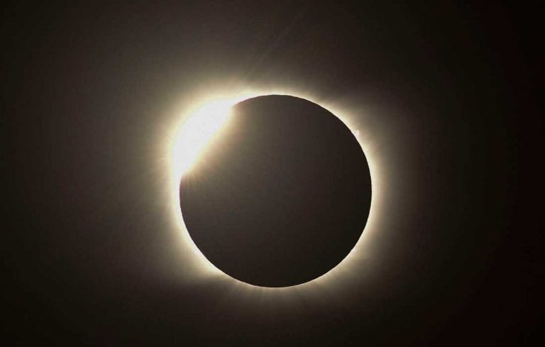 ¡Deslumbrante! Un eclipse solar oscureció cielos de Chile y Argentina